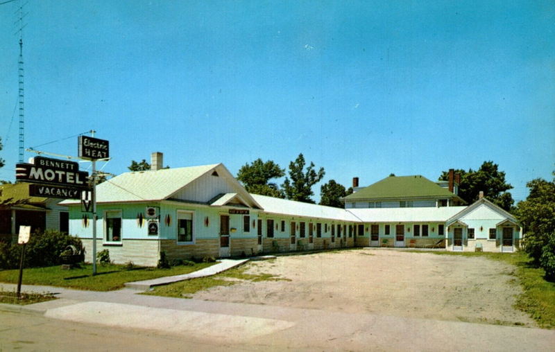 Cedar Motel (Bennett Motel, Clarks Motel) - Vintage Postcard Bennet Motel (newer photo)